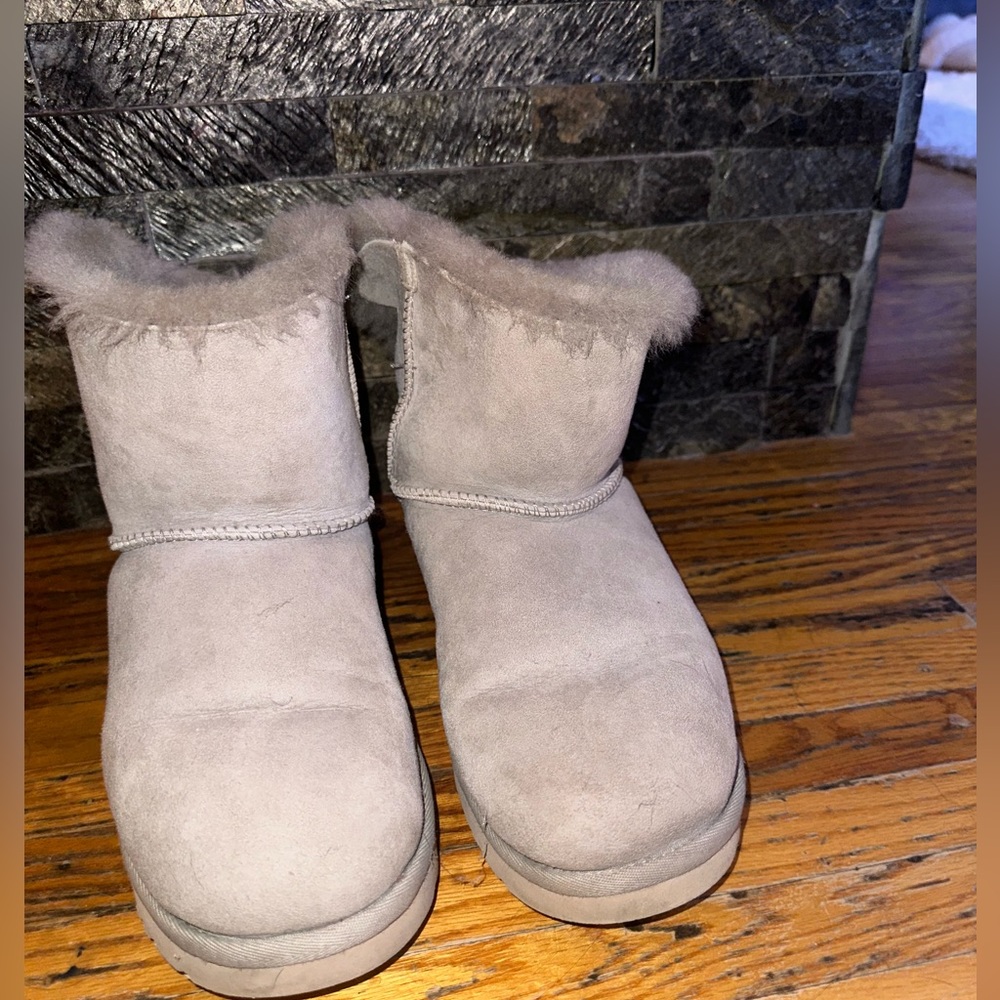 Light grey Ugg minis with bow on the back  US women’s 9